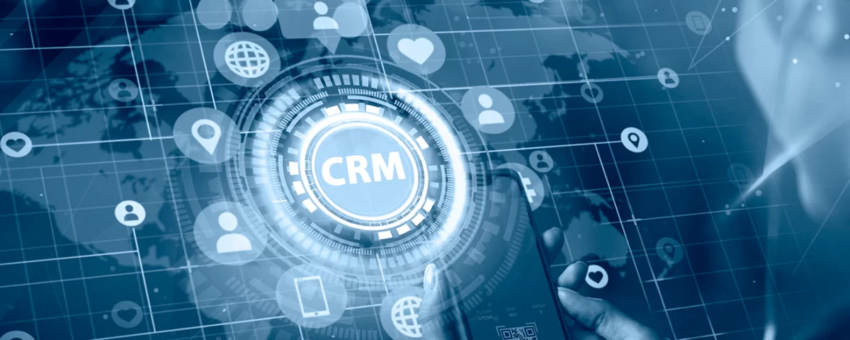 Imagem com fundo azul, com a palavra CRM.