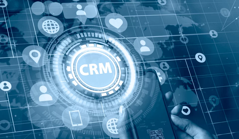Imagem com fundo azul, com a palavra CRM.