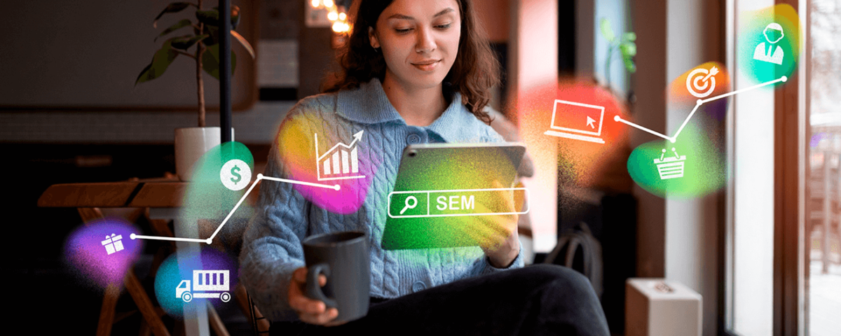 Mulher com tablet na mão e icones que remetem ao marketing.